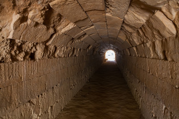 Tunnel antique menant au stade