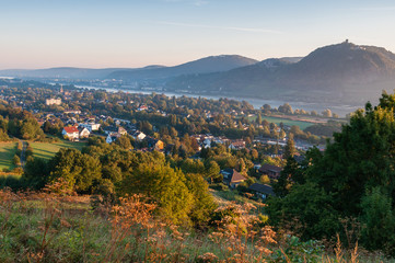Fototapeta na wymiar Blick zum Siebengebirge am Morgen; Deutschland