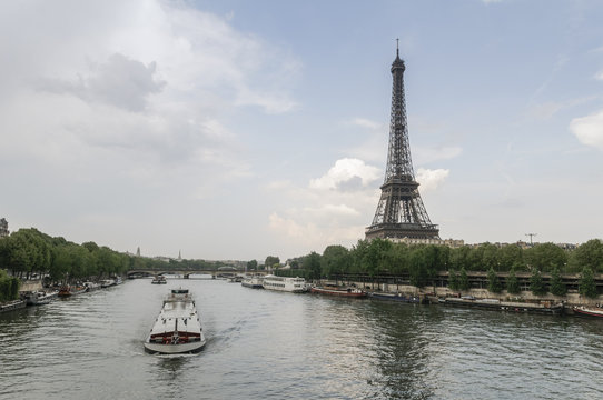 Paseo en barco por el Sena viendo la Torre Eiffel, Par&iacute;s.