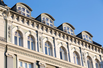 Obraz premium prächtiger Altbau mit Rundgauben