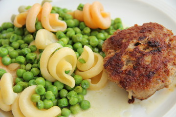 Frikadelle mit Nudeln