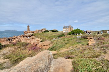 Fototapeta na wymiar Le phare de Ploumanach sur la côte de granit rose en Bretagne