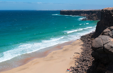 Fuerteventura, Isole Canarie: vista panoramica della Playa de La Escalera, la spiaggia della Scala, una delle più famose dell'area nord ovest vicino a El Cotillo, il 31 agosto 2016