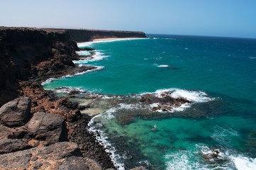 Fuerteventura, Isole Canarie: vista panoramica della Playa de La Escalera, la spiaggia della Scala, una delle più famose dell'area nord ovest vicino a El Cotillo, il 31 agosto 2016