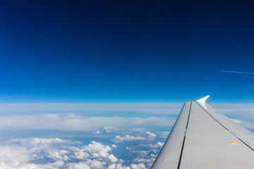 Fototapeta na wymiar Luftaufnahme von weißen Wolken und blauem Himmel 
