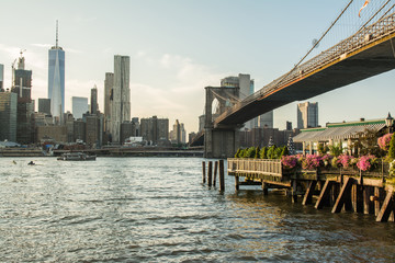 Obraz premium views to brooklyn bridge and lower manhattan skyline