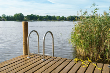 Einstieg ins Wasser an einem See