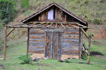 Casa de madeira no campo