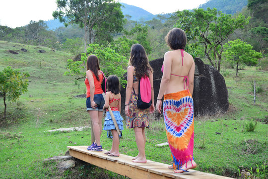 Garotas caminhando no campo