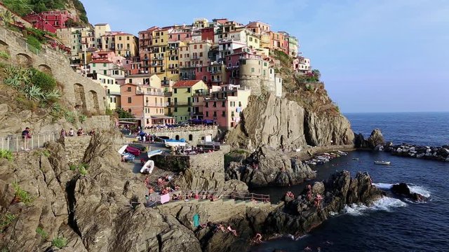 un village italien aux maisons colorées sur les bords de mer