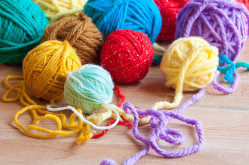 Many colorful wool clews