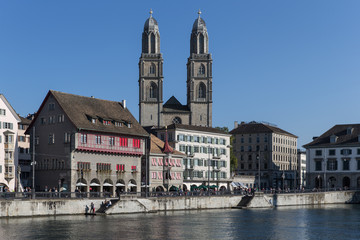 Fototapeta premium Zürich., Schweiz: Das Zürcher Grossmünster am Ufer der Limmat