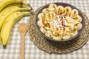arroz dulce con plátano, plátanos maduros sobre la mesa