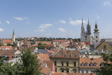 Obraz premium A panoramic view of the city from the hill
