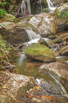 cascada,agua corriente,monta&ntilde;a,casta&ntilde;ar,