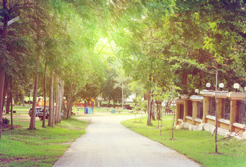 Obraz premium pas startowy w parku publicznym w słoneczny dzień z ciepłym odcieniem