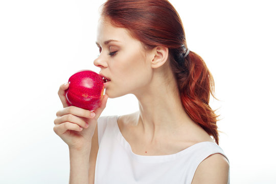Beautiful young woman eating an apple
