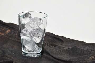 Eiswürfel im Glas