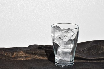Eiswürfel im Glas