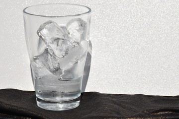Eiswürfel im Glas