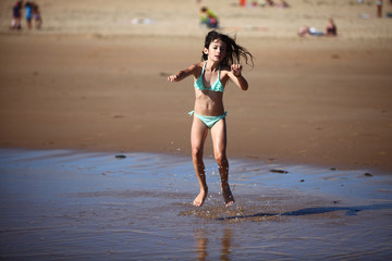 Petite fille à la plage