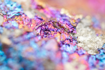 Obraz premium Bornite ore crystallizes mineral its blurred natural background.