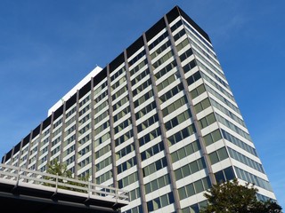 Modernes saniertes Bürogebäude vor strahlend blauem Himmel im Sonnenschein auf dem Messegelände der Köln Messe im Stadtteil Deutz in Köln am Rhein in Nordrhein-Westfalen