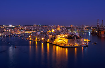 Fototapeta na wymiar The night view of Senglea peninsula from Valletta, Malta