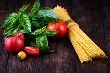 Spaghetti and tomatoes with herbs.