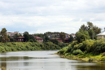 Fototapeta na wymiar bend of the river houses on the shore