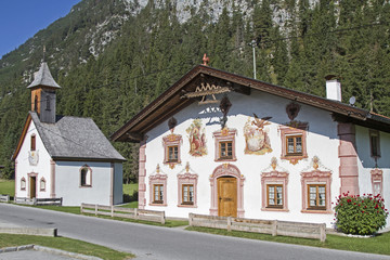 Traditionell bemalte Bauwerke in Tirol