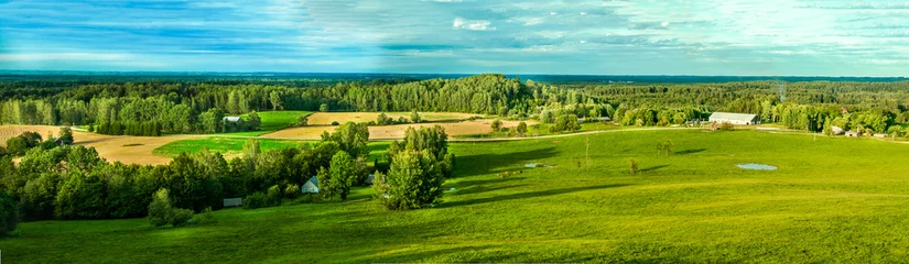 Crédence de cuisine en verre imprimé Campagne Countryside panorama of green field