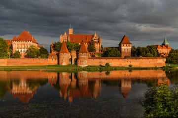 Naklejka premium Marienburg an der Nogat in der Abendsonne; Polen