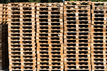 Front gestapelte Holz Paletten