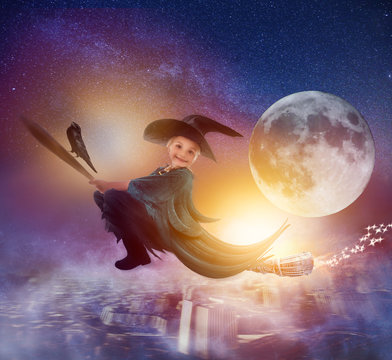kind fliegt als hexe zu helloween