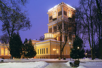 Obraz premium Rumyantsev-Paskevich Palace in snowy city park in Gomel, Belarus