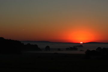 soleil à travers la brume