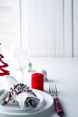 Christmas table setting in red