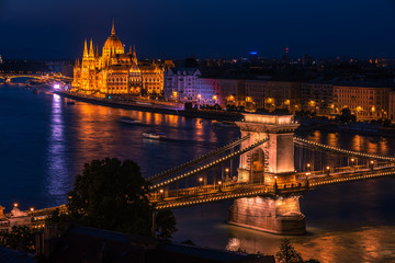 Fototapeta na wymiar Budapest, Hungary: The Szechenyi Chain Bridge, Hungarian Parliament Building