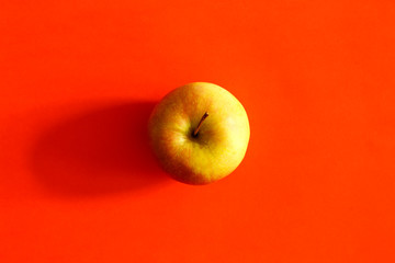 Draufsicht Apfel auf roten Hintergrund