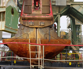 Dredge for the extraction of sand in water