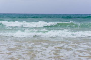 Fototapeta na wymiar ocean view from beach with waves