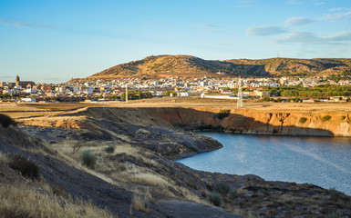 Restos de minería a cielo abierto y Puertollano al fondo, Castilla-La Mancha, España