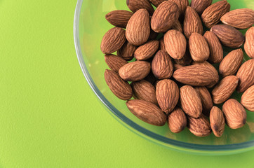 ガラス皿に入れたアーモンド