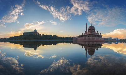 Fototapeta premium Beautiful morning of Putra Mosque and Perdana Putra in Putrajaya