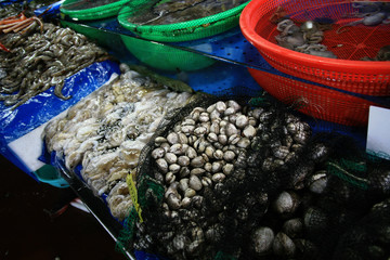수산시장에 진열된 해산물
