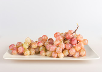 Гроздь винограда на тарелке.
