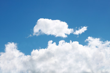 Naklejka premium beautiful white cloud floats on blue sky