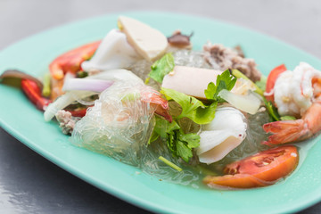  Spicy seafood vermicelli salad