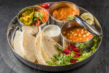 インドカレーの食事　 chapati and curry lunch